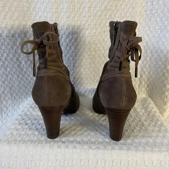 Clarks NWOT Suede Alpine Andi Ankle Heeled Lace Up Bootie Taupe Women's Size 8 - Picture 16 of 16